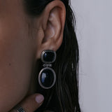 Brinco Midnight Mesa Pendente com Ágata Negra - Prata - detalhe 02 | SILLENE