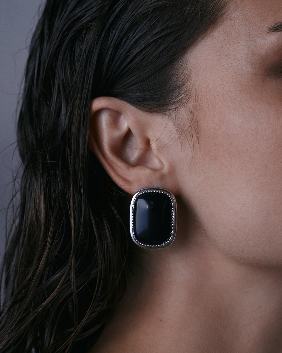 Brinco Midnight Mesa Statement com Ágata Negra - Prata - detalhe 02 | SILLENE