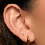 Brinco Mischa Tarraxa Plana - Ouro 18K | SILLENE - uso