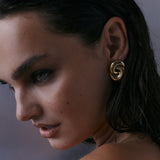Brinco Nó Solstice - Ouro 18K - detalhe 02 | SILLENE