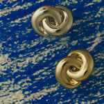 Brinco Nó Solstice - Ouro 18K - detalhe 03 | SILLENE
