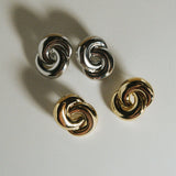 Brinco Nó Solstice - Ouro 18K - detalhe 04 | SILLENE