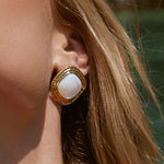 Brinco Ophelia Madrepérola - Ouro 18K | SILLENE - uso