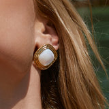 Brinco Ophelia Madrepérola - Ouro 18K | SILLENE - uso