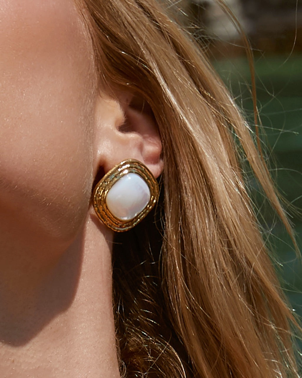 Brinco Ophelia Madrepérola - Ouro 18K | SILLENE - uso