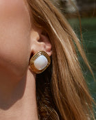Brinco Ophelia Madrepérola - Ouro 18K | SILLENE - uso