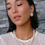 Brinco Ophelia Madrepérola - Ouro 18K | SILLENE - uso