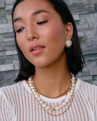 Brinco Ophelia Madrepérola - Ouro 18K | SILLENE - uso