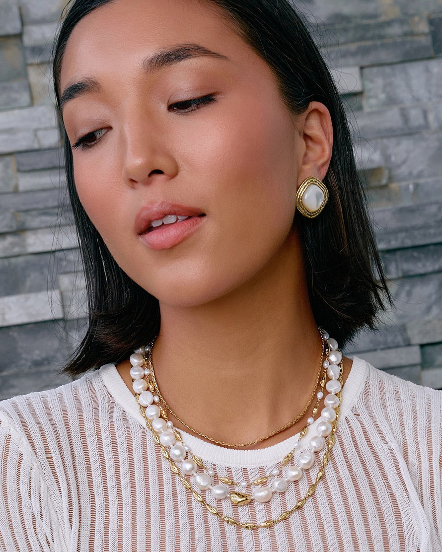 Brinco Ophelia Madrepérola - Ouro 18K | SILLENE - uso