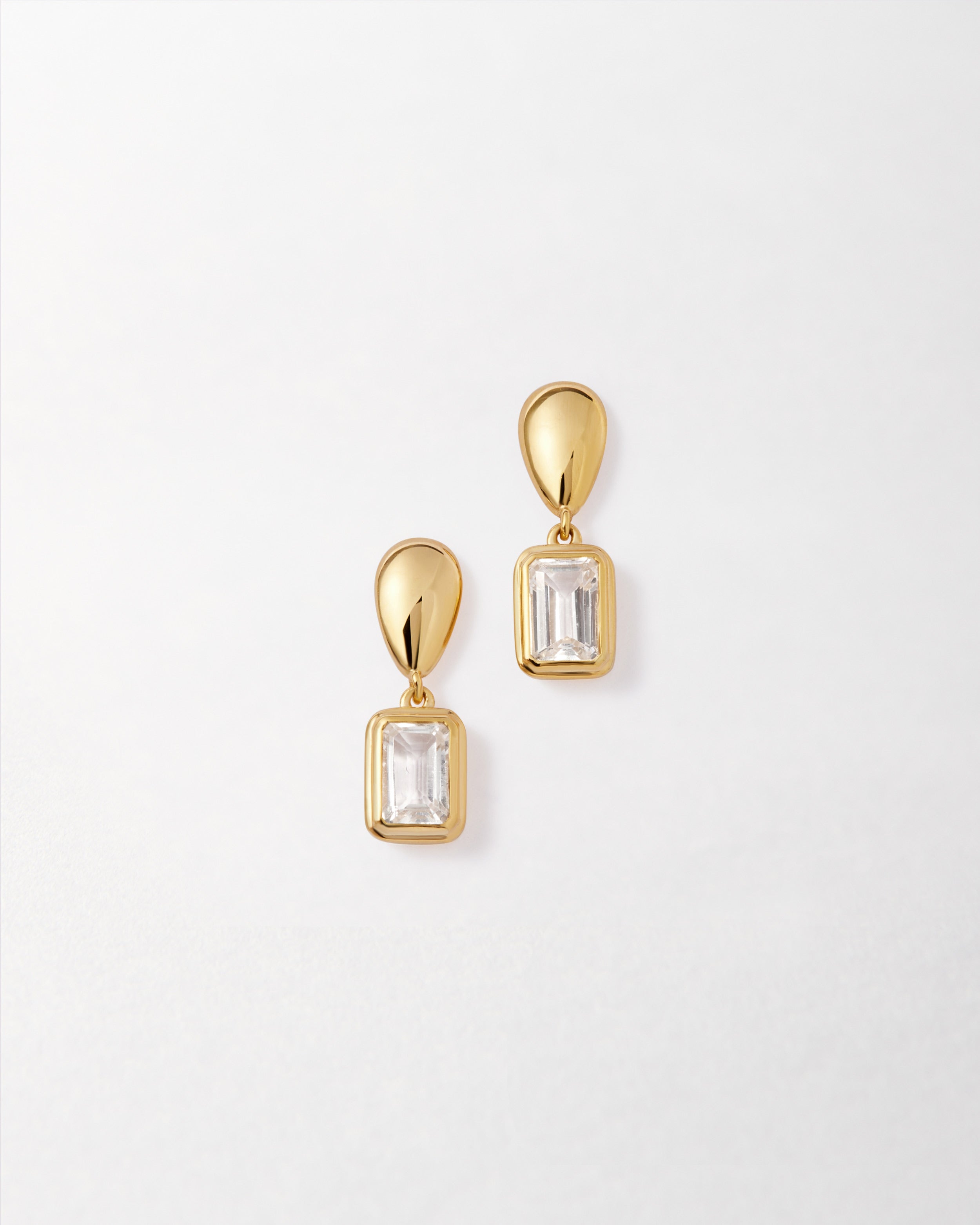 Brinco Pebble Pedra do Mês - Abril (Topázio Branco) - Ouro 18K | SILLENE