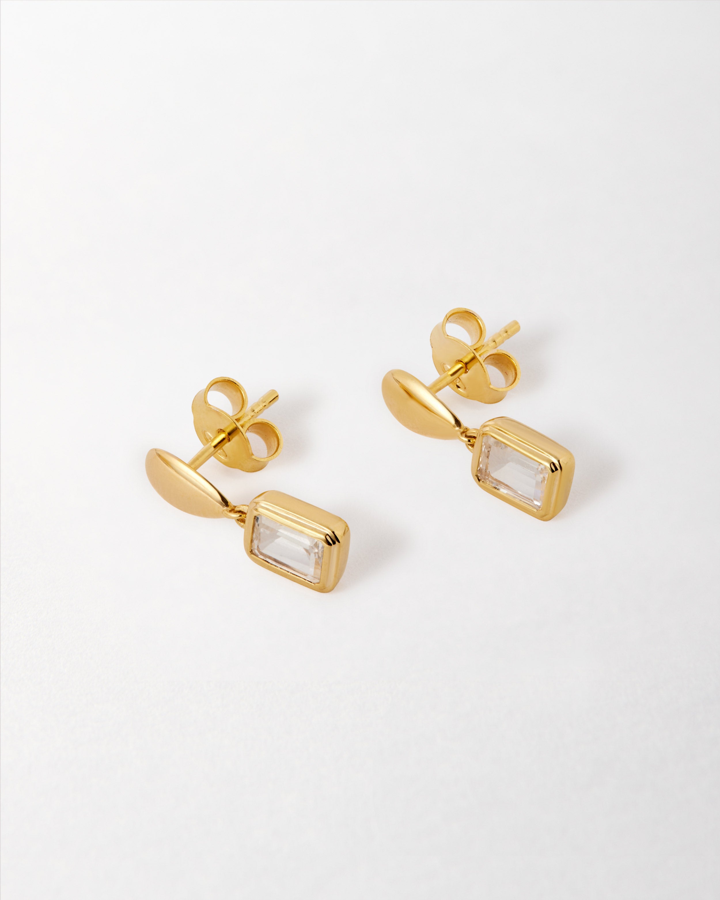 Brinco Pebble Pedra do Mês - Abril (Topázio Branco) - Ouro 18K | SILLENE
