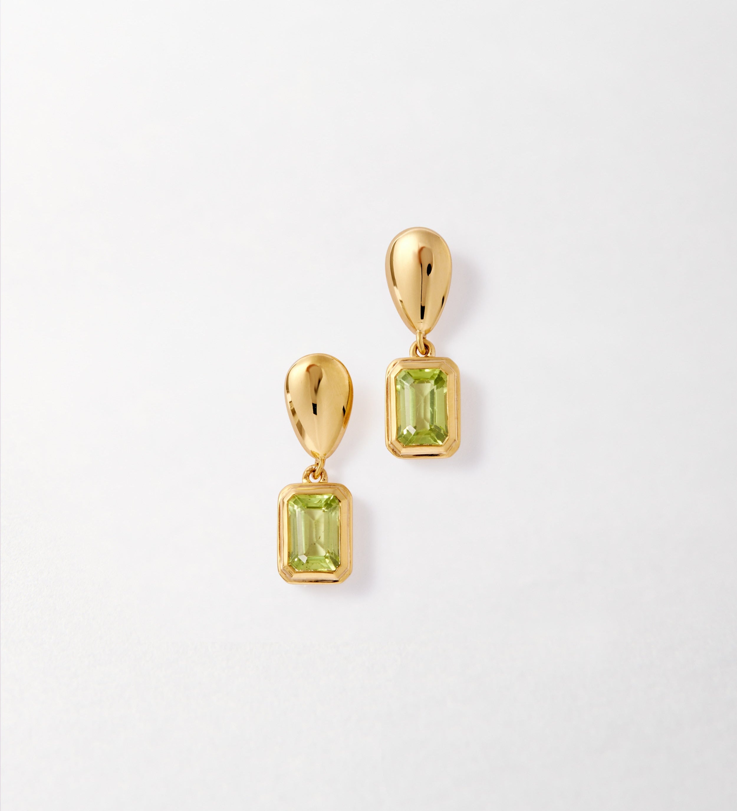 Brinco Pebble Pedra do Mês - Agosto (Peridoto) - Ouro 18K | SILLENE