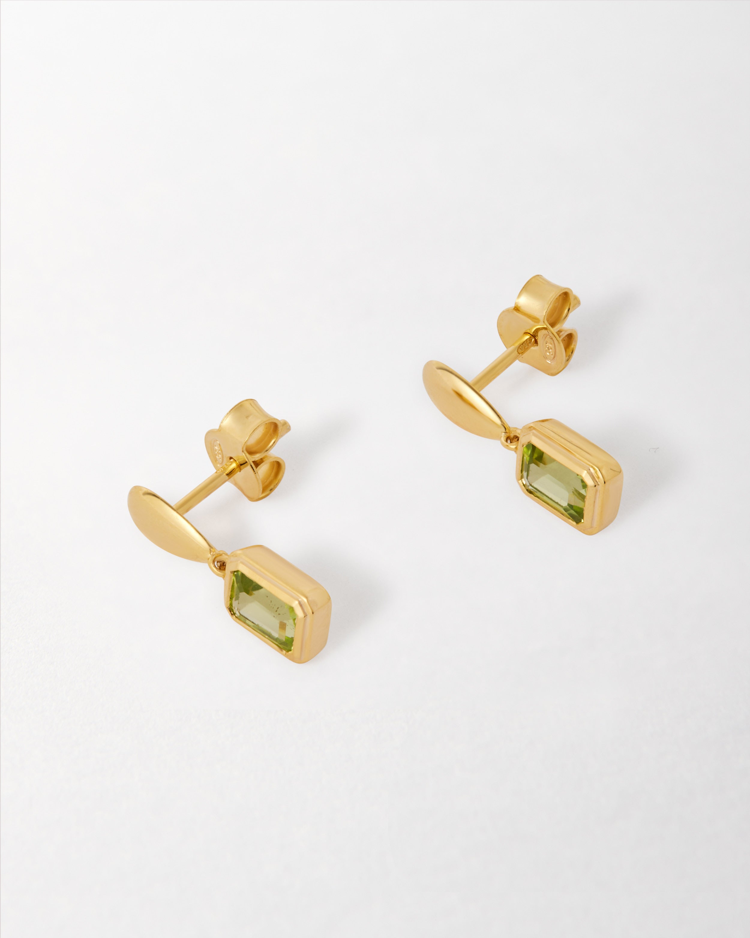 Brinco Pebble Pedra do Mês - Agosto (Peridoto) - Ouro 18K | SILLENE