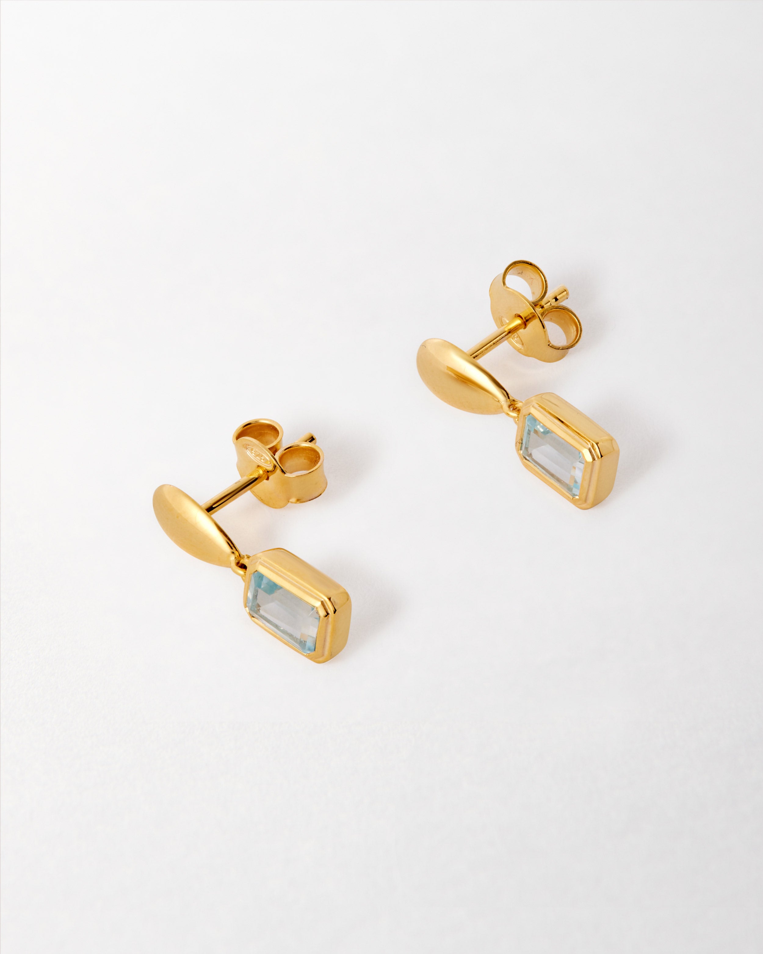 Brinco Pebble Pedra do Mês - Dezembro (Topázio Azul) - Ouro 18K | SILLENE