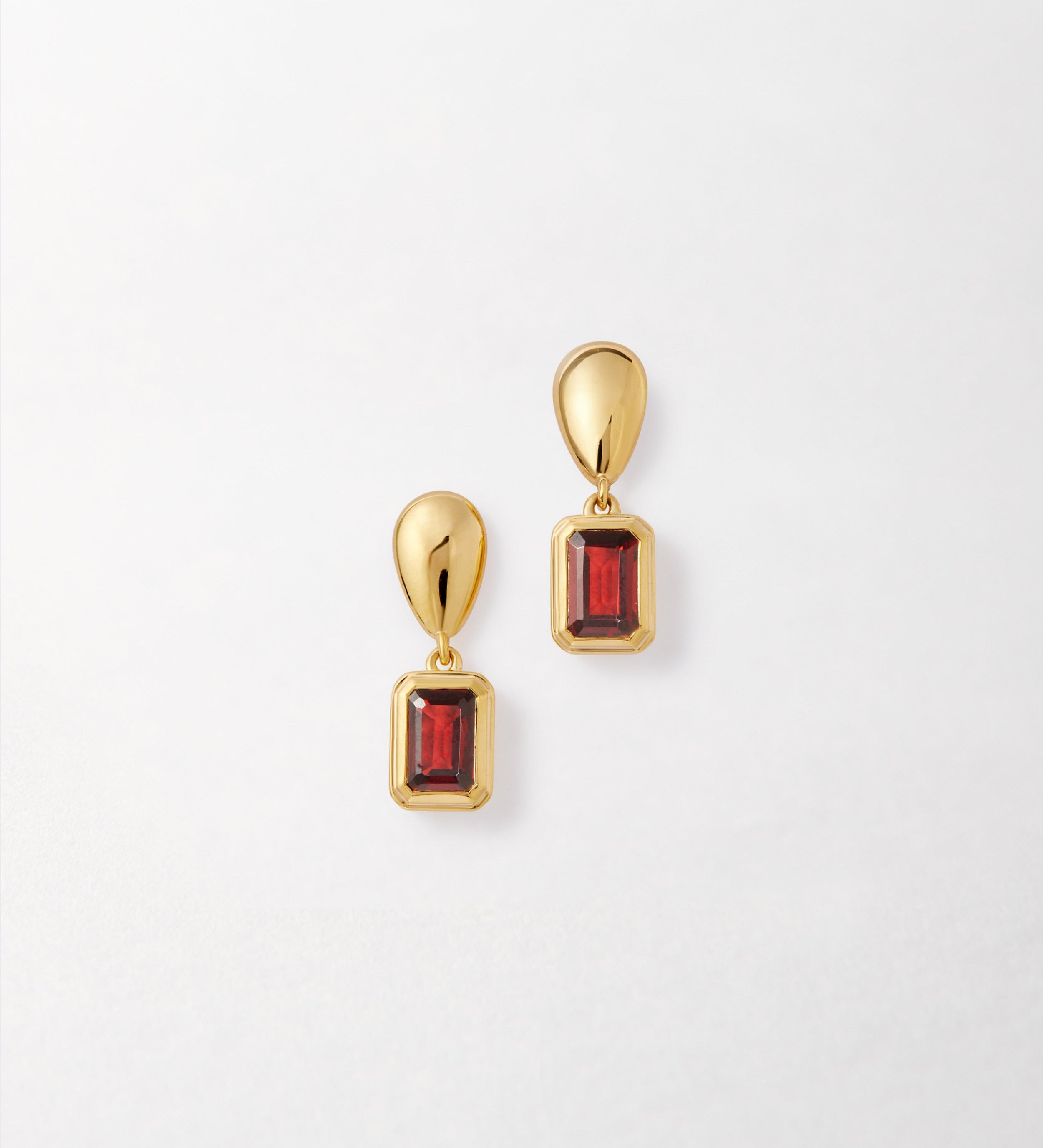 Brinco Pebble Pedra do Mês - Janeiro (Granada) - Ouro 18K | SILLENE