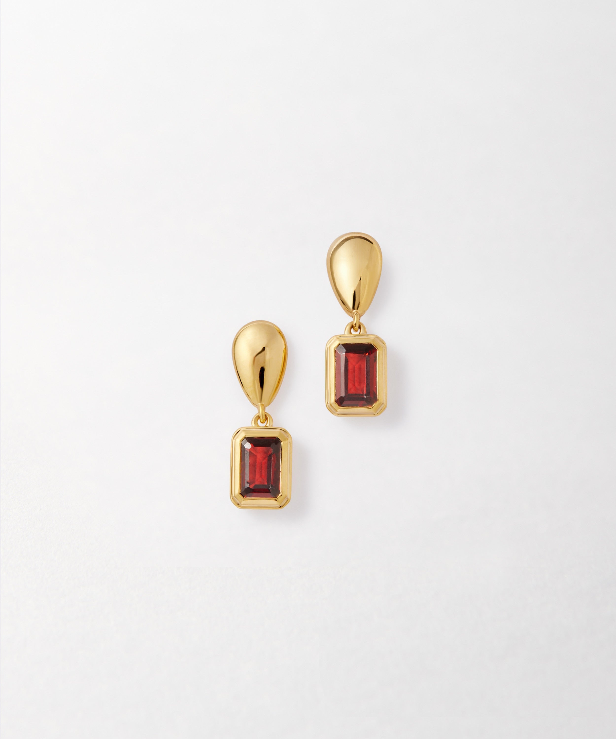 Brinco Pebble Pedra do Mês - Janeiro (Granada) - Ouro 18K | SILLENE