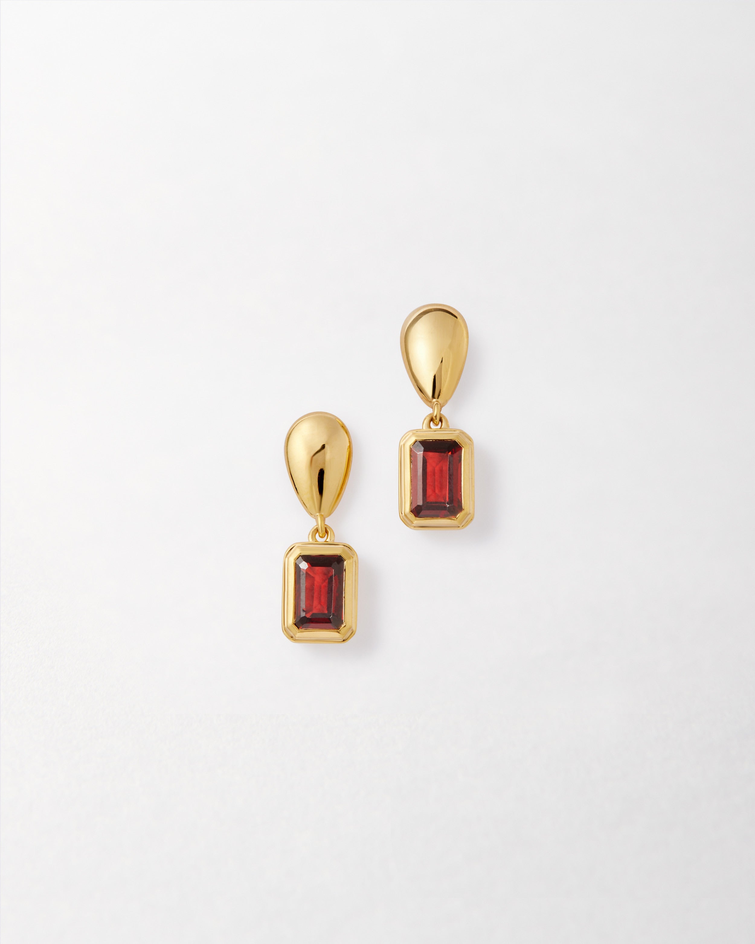 Brinco Pebble Pedra do Mês - Janeiro (Granada) - Ouro 18K | SILLENE