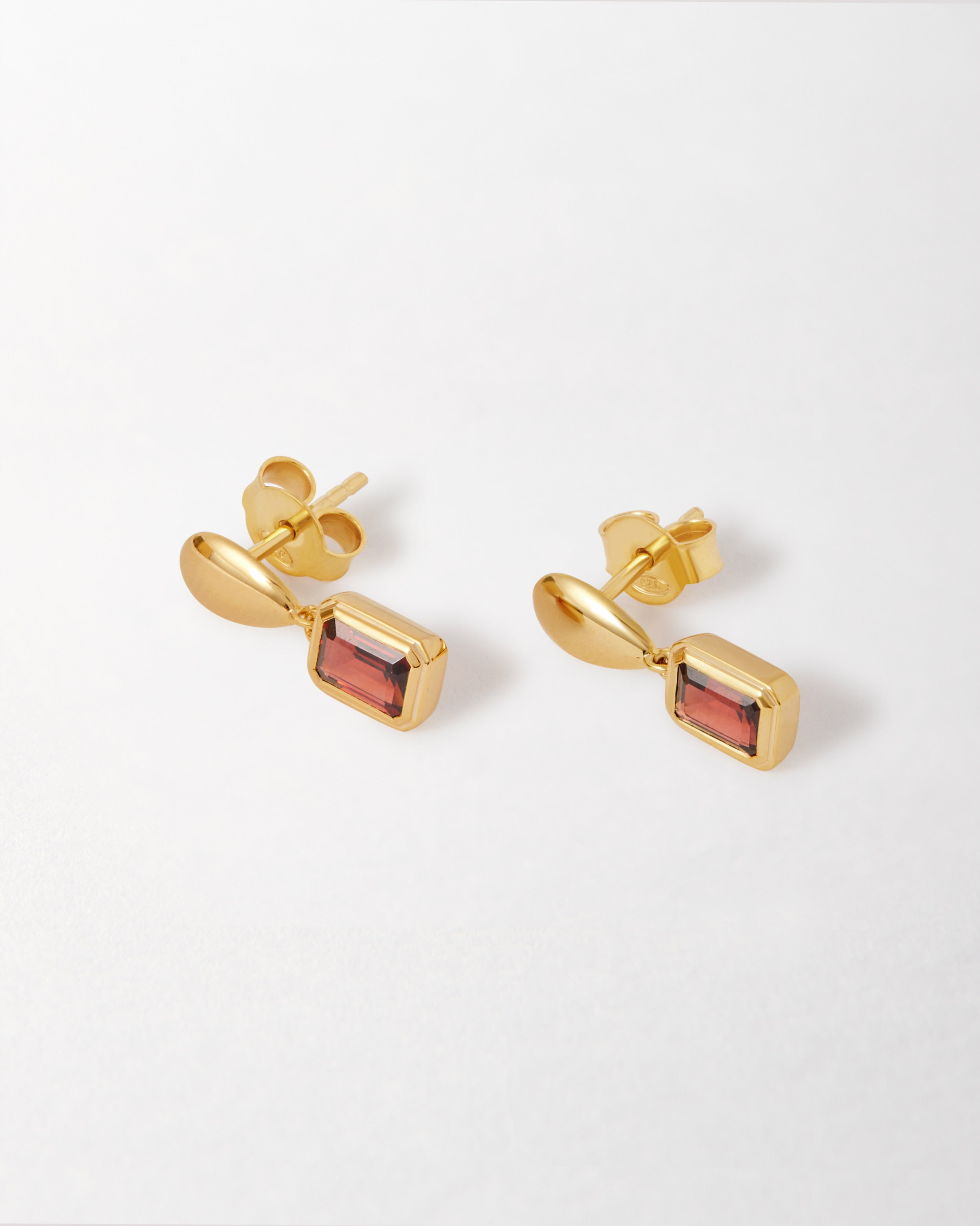 Brinco Pebble Pedra do Mês - Janeiro (Granada) - Ouro 18K | SILLENE