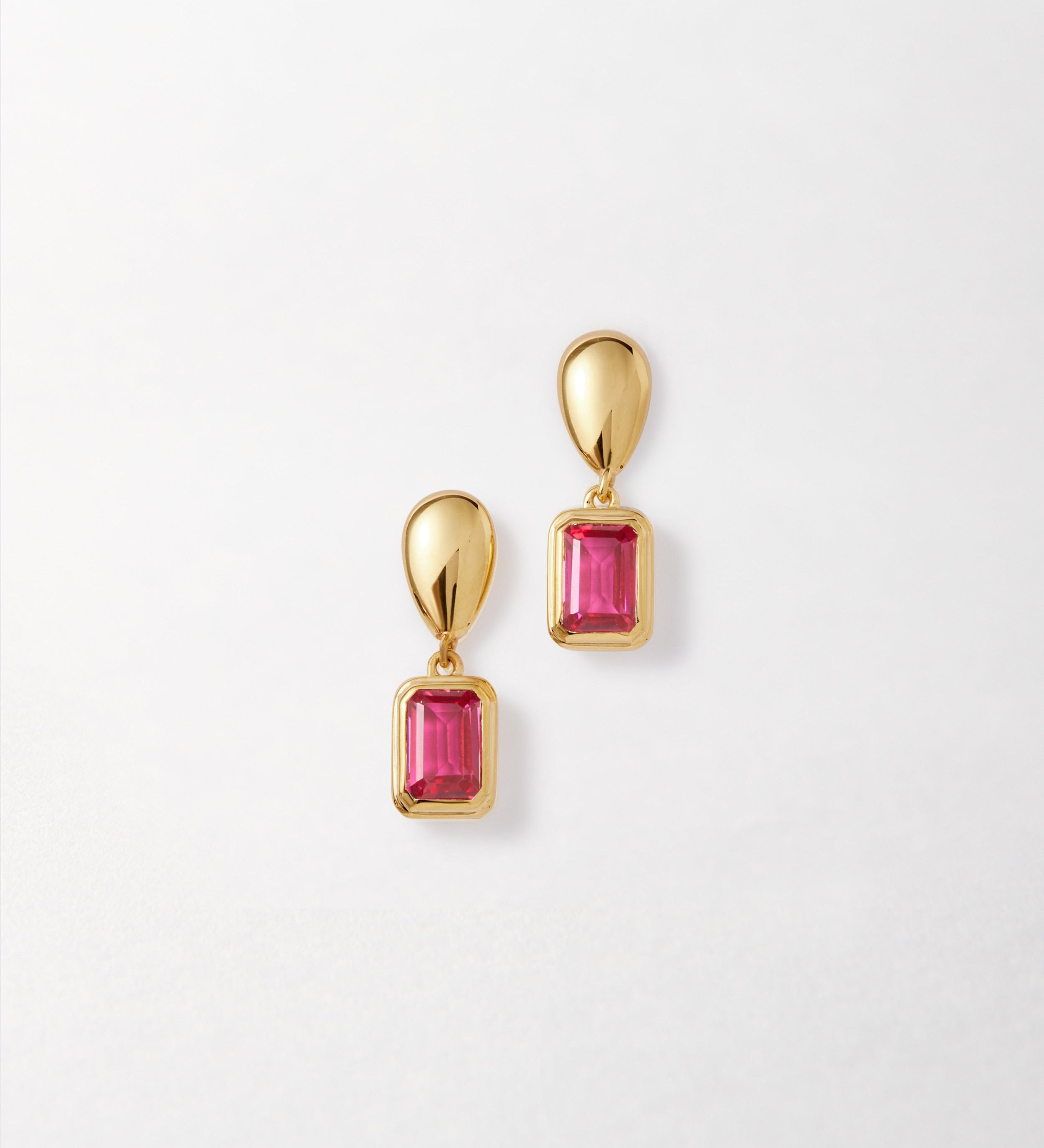 Brinco Pebble Pedra do Mês - Julho (Rubi) - Ouro 18K | SILLENE