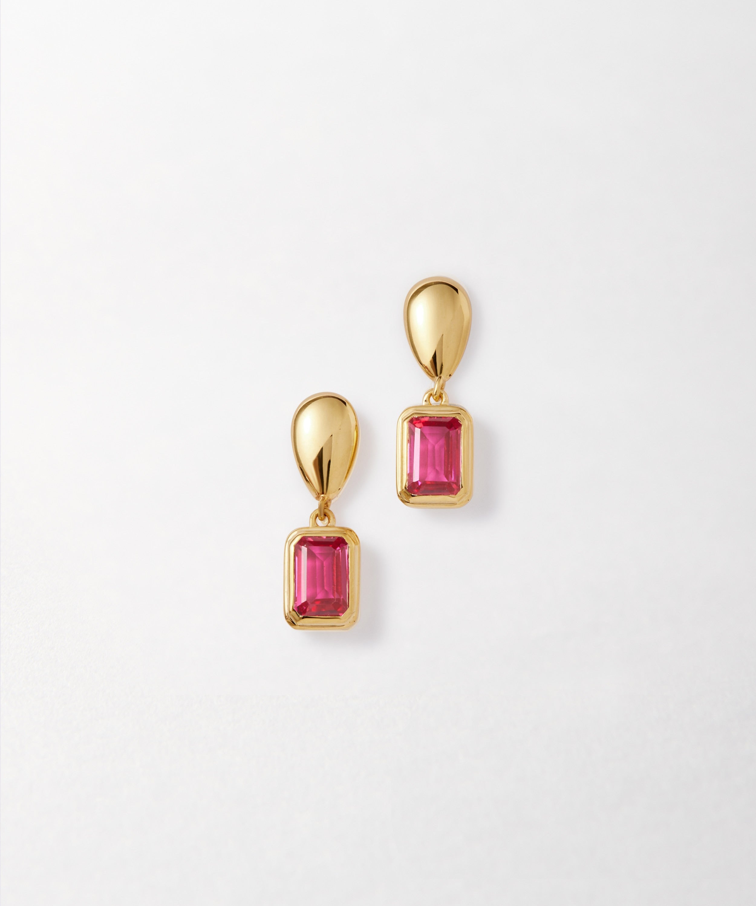 Brinco Pebble Pedra do Mês - Julho (Rubi) - Ouro 18K | SILLENE