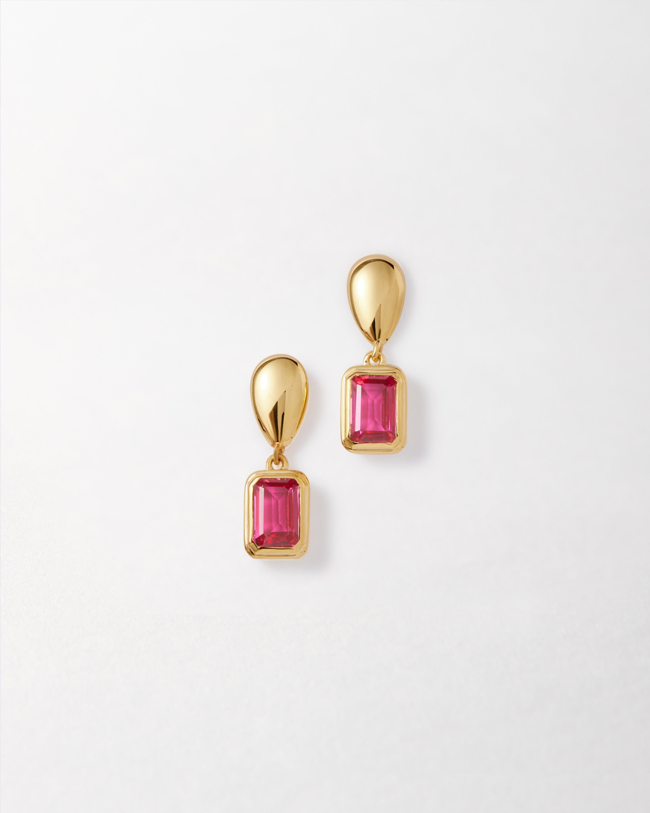 Brinco Pebble Pedra do Mês - Julho (Rubi) - Ouro 18K | SILLENE