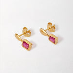 Brinco Pebble Pedra do Mês - Julho (Rubi) - Ouro 18K | SILLENE