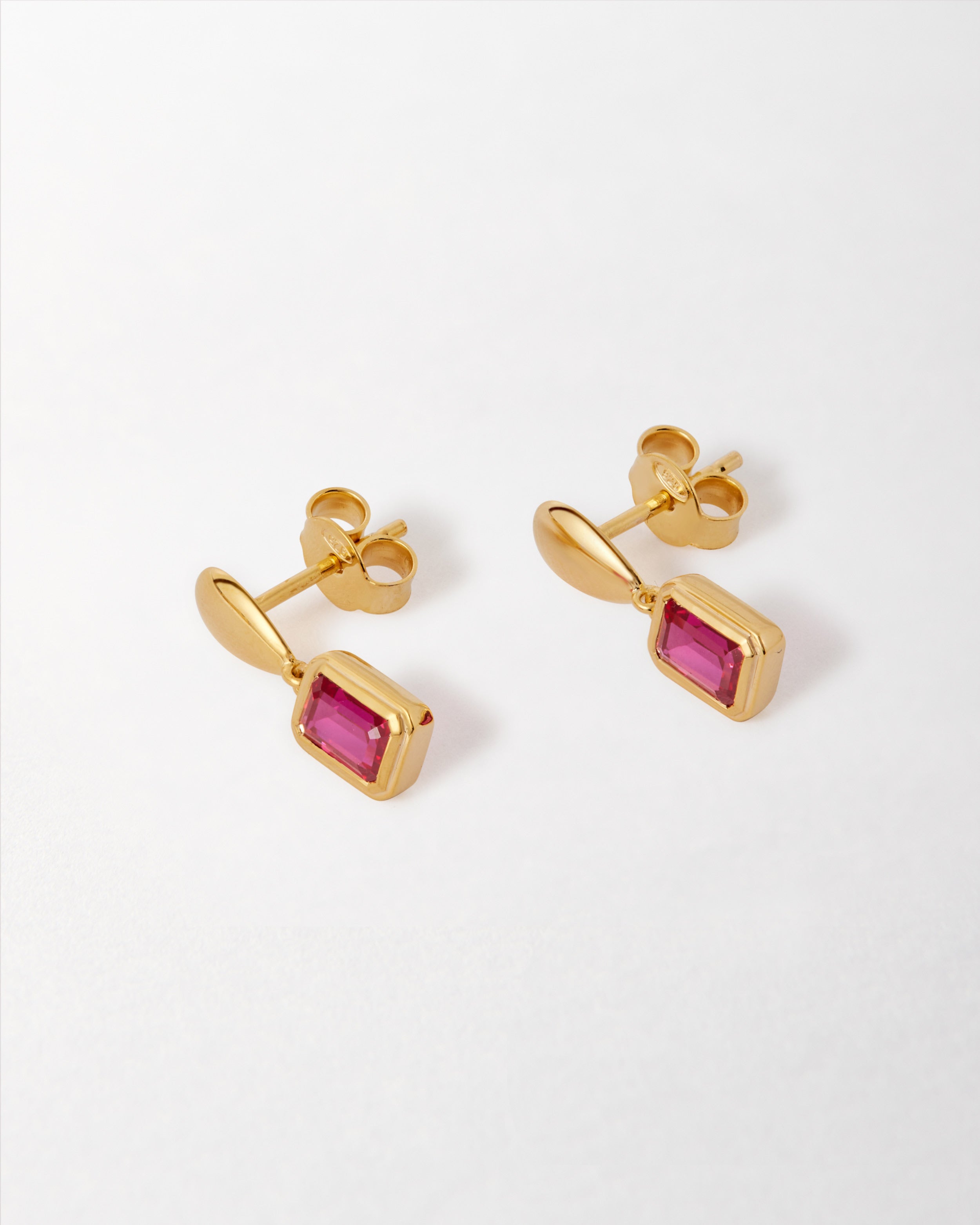 Brinco Pebble Pedra do Mês - Julho (Rubi) - Ouro 18K | SILLENE