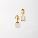Brinco Pebble Pedra do Mês - Junho (Lua Arco-íris) - Ouro 18K em uso | SILLENE