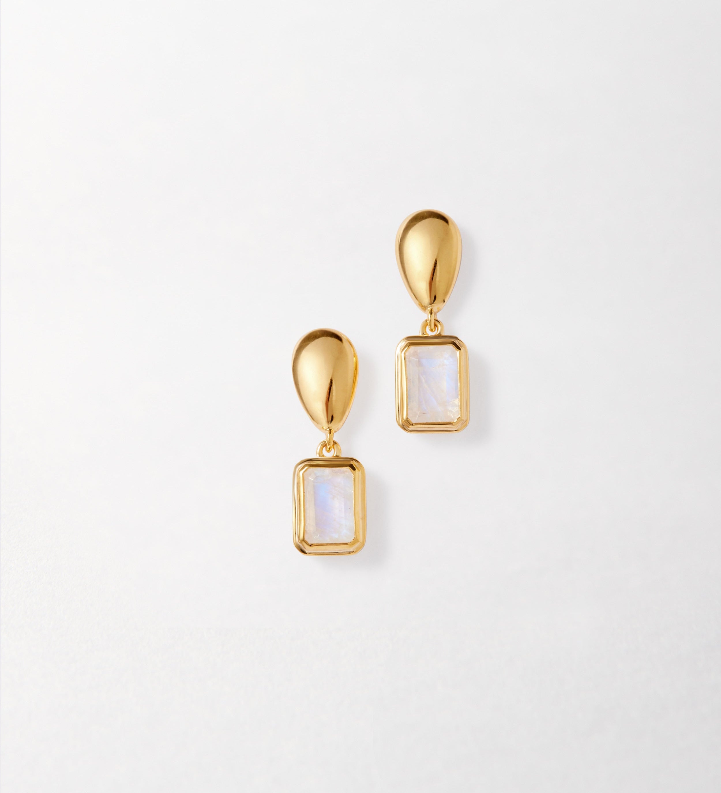 Brinco Pebble Pedra do Mês - Junho (Lua Arco-íris) - Ouro 18K em uso | SILLENE