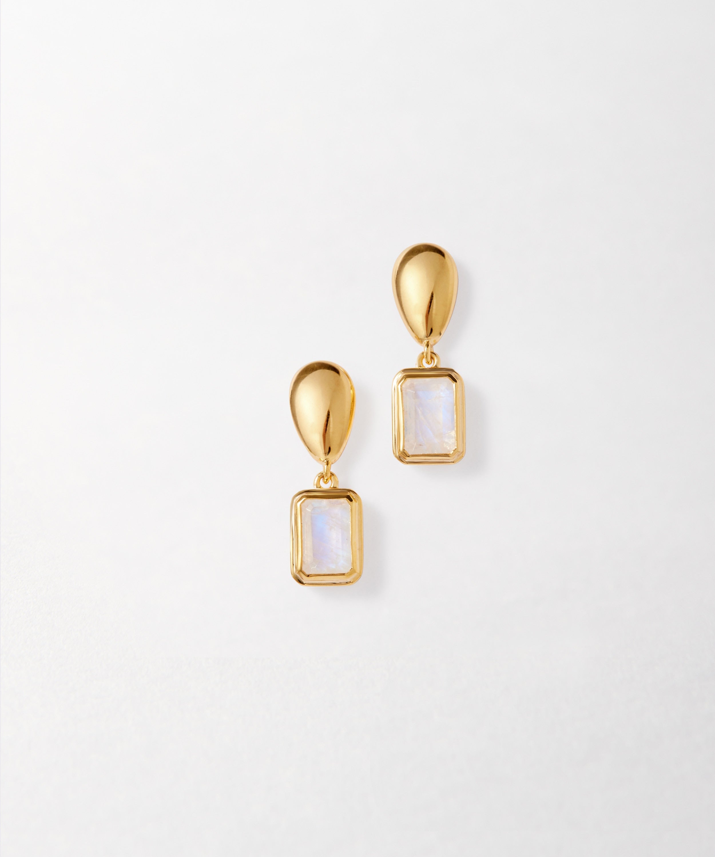 Brinco Pebble Pedra do Mês - Junho (Lua Arco-íris) - Ouro 18K em uso | SILLENE