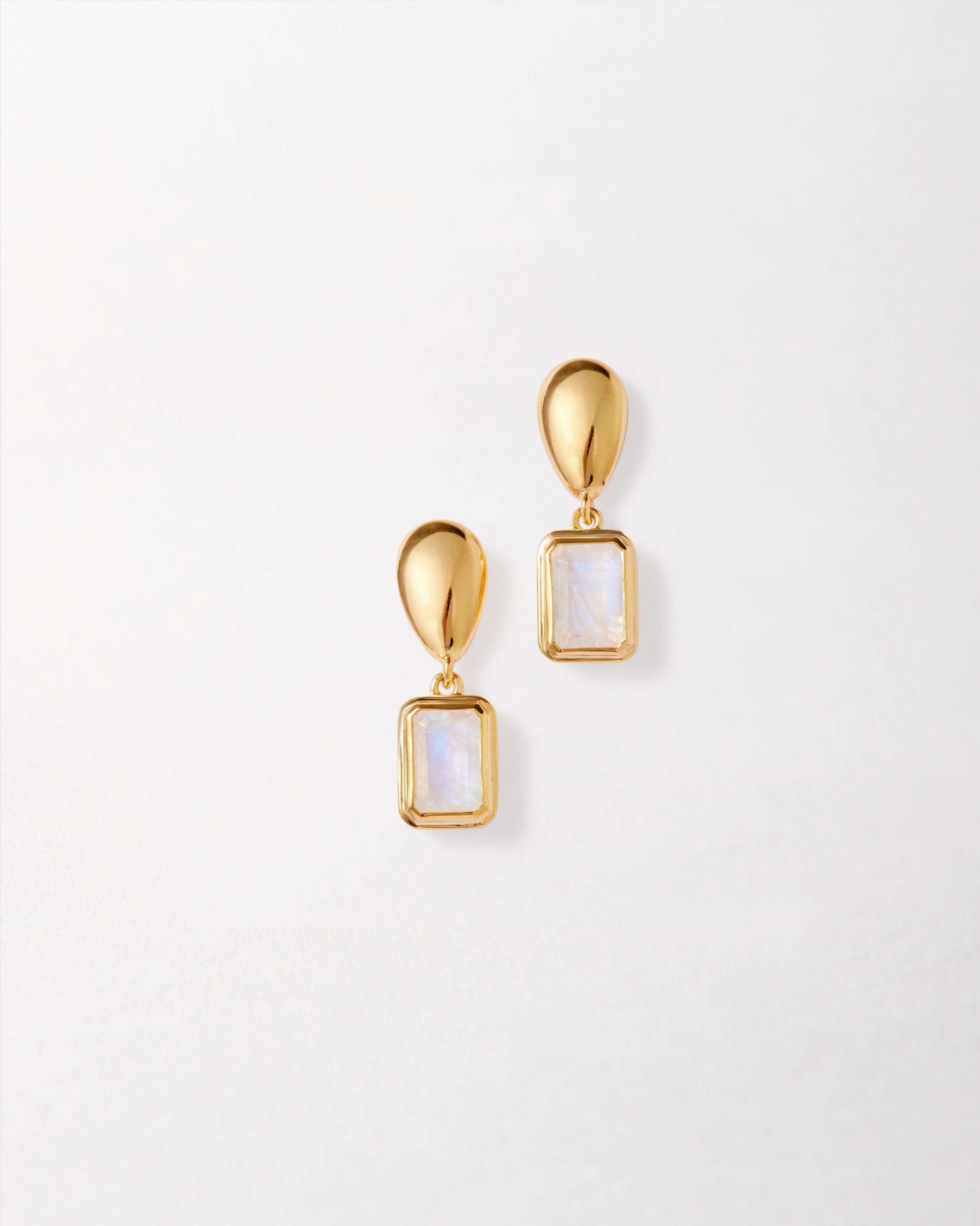 Brinco Pebble Pedra do Mês - Junho (Lua Arco-íris) - Ouro 18K em uso | SILLENE