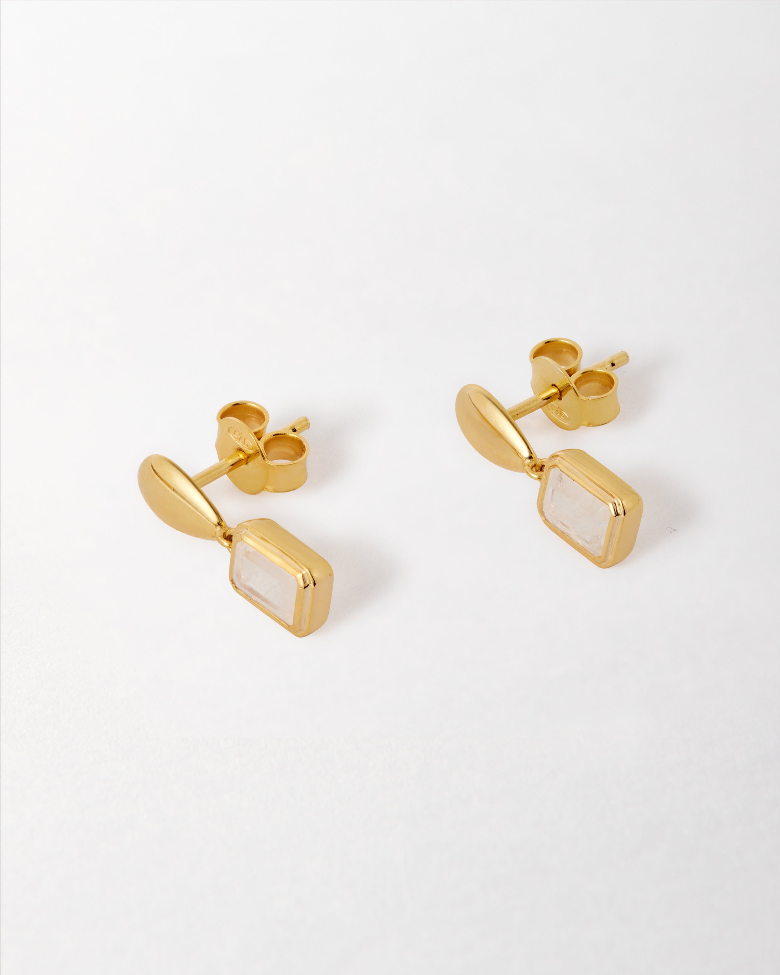 Brinco Pebble Pedra do Mês - Junho (Lua Arco-íris) - Ouro 18K | SILLENE