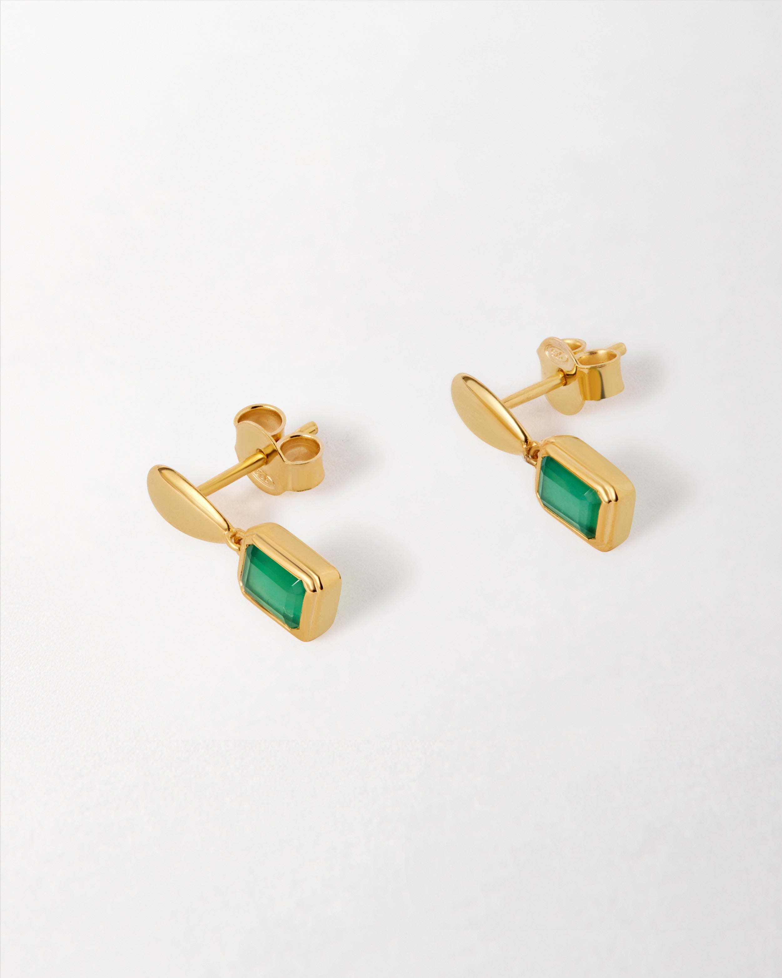 Brinco Pebble Pedra do Mês - Maio (Ônix Verde) - Ouro 18K | SILLENE