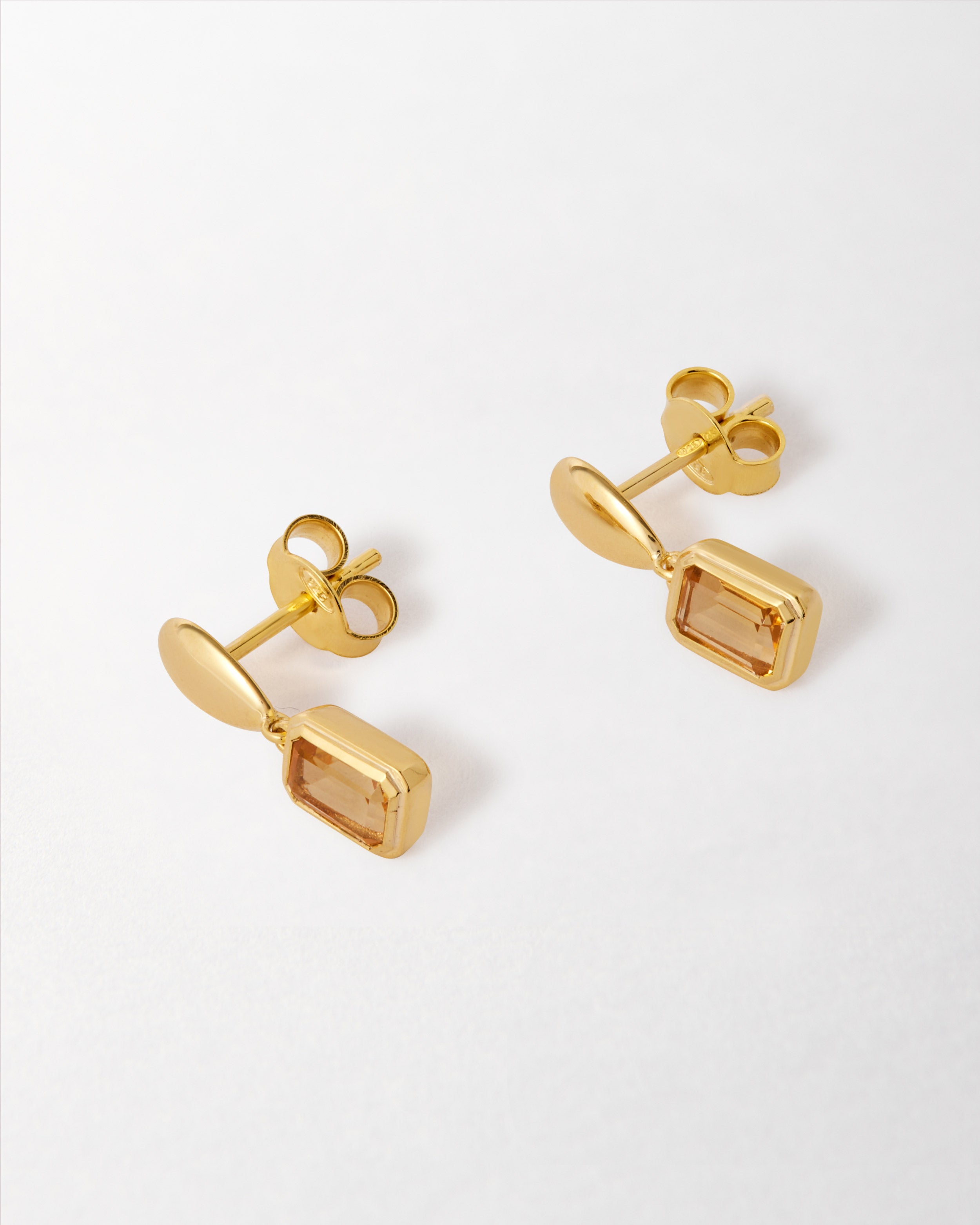 Brinco Pebble Pedra do Mês - Novembro (Citrino) - Ouro 18K | SILLENE
