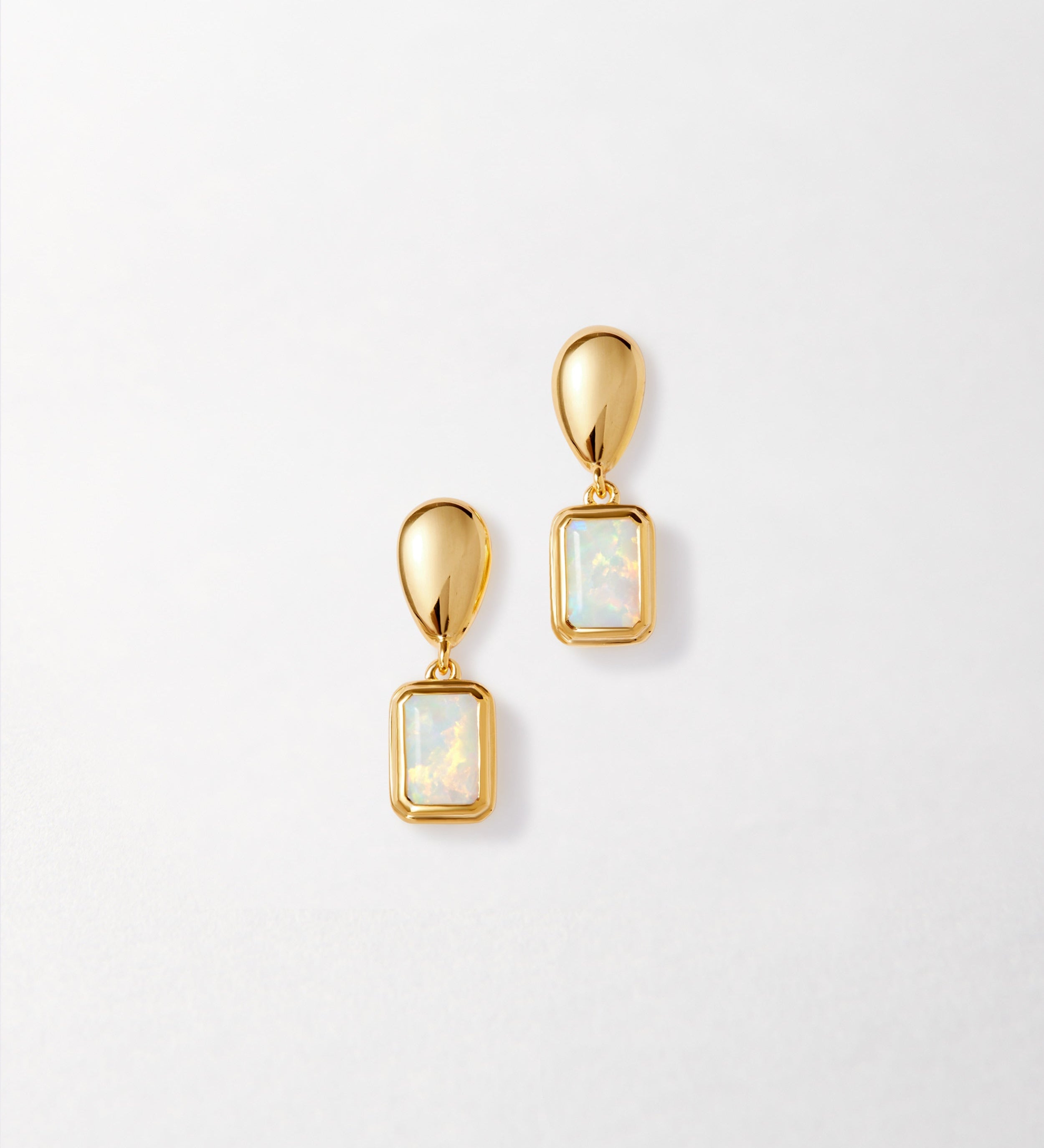 Brinco Pebble Pedra do Mês - Outubro (Opala) - Ouro 18K | SILLENE