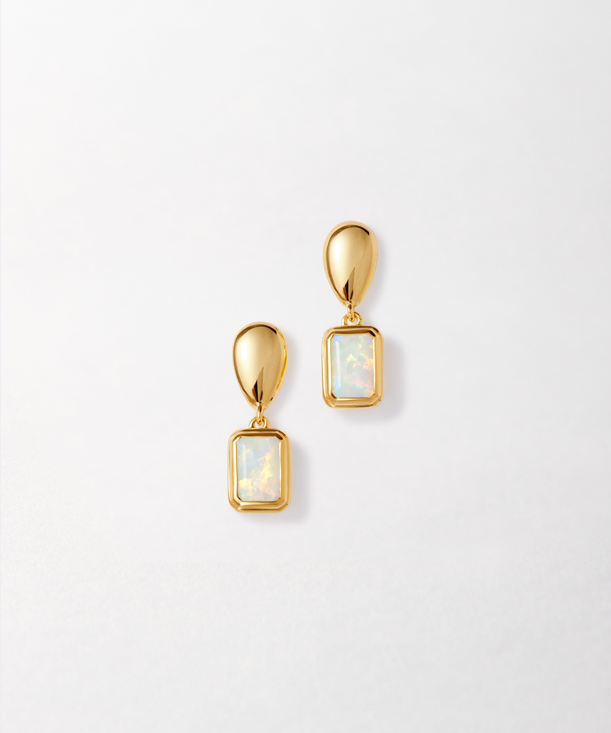 Brinco Pebble Pedra do Mês - Outubro (Opala) - Ouro 18K | SILLENE