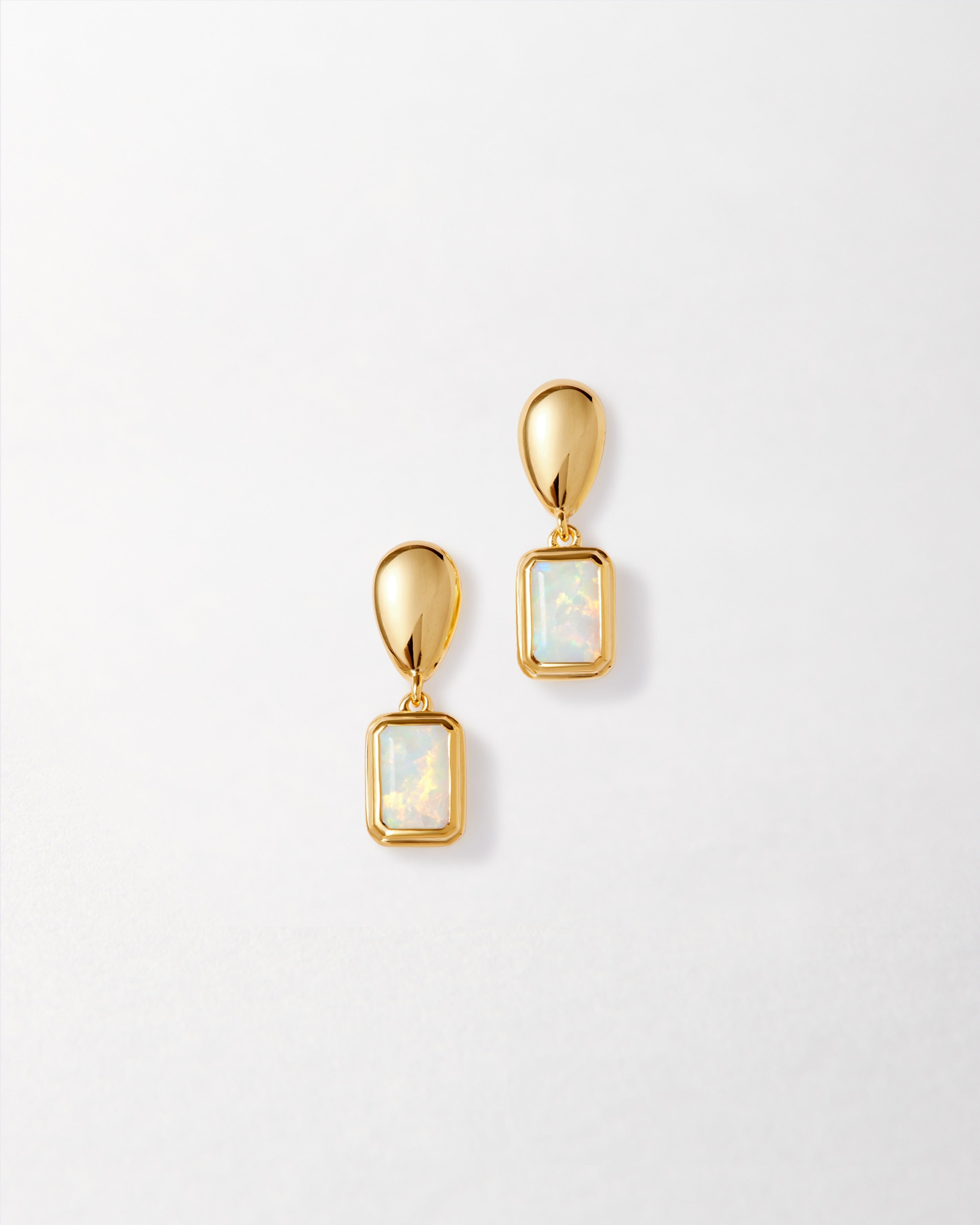 Brinco Pebble Pedra do Mês - Outubro (Opala) - Ouro 18K | SILLENE