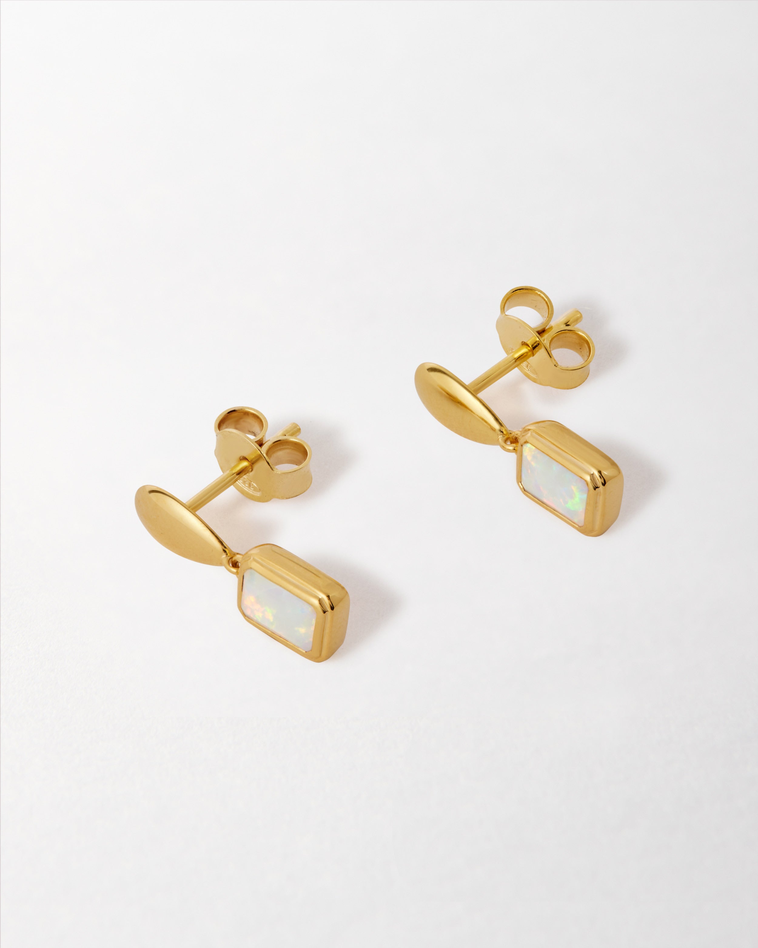 Brinco Pebble Pedra do Mês - Outubro (Opala) - Ouro 18K | SILLENE