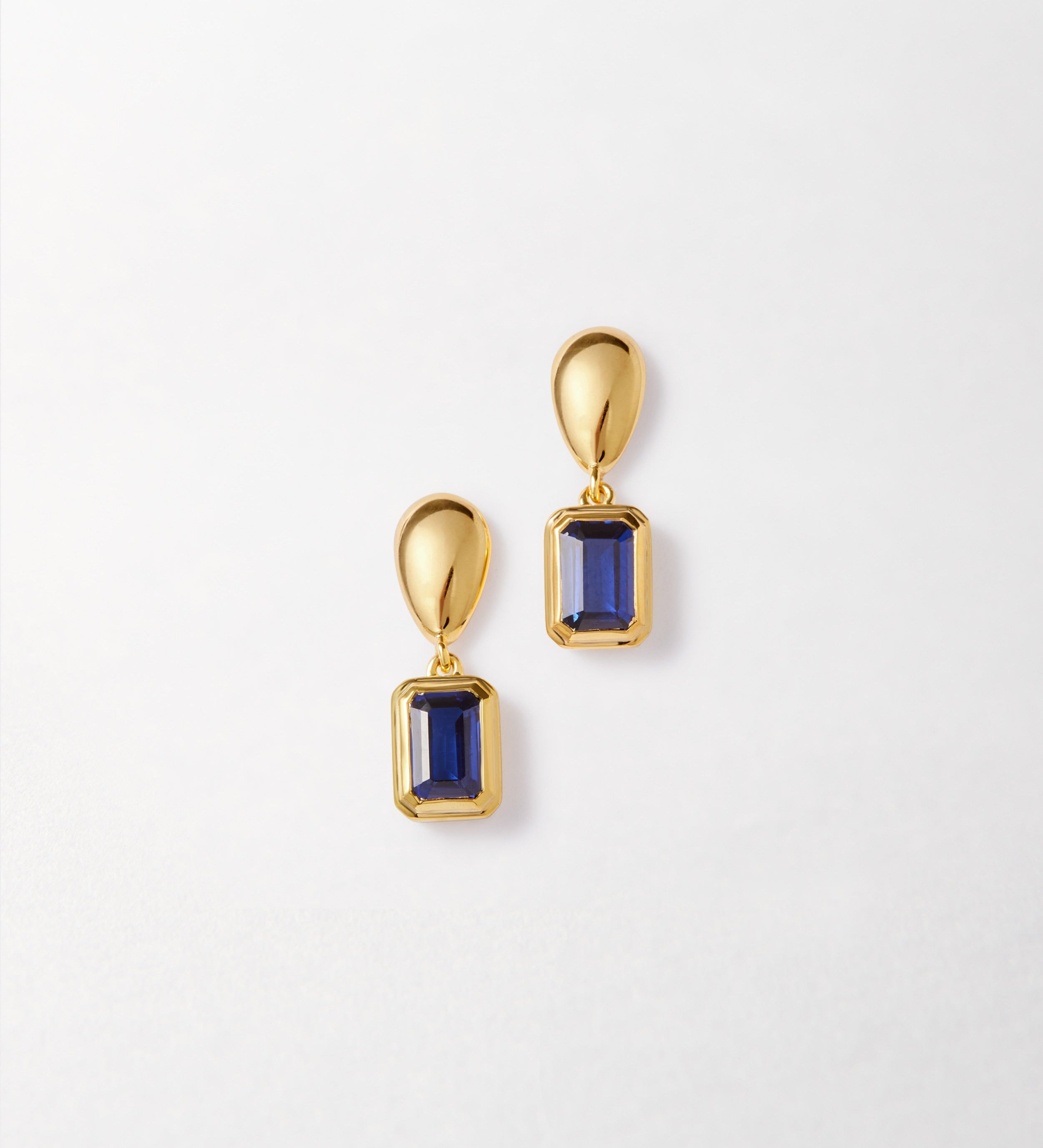 Brinco Pebble Pedra do Mês - Setembro (Safira) - Ouro 18K | SILLENE