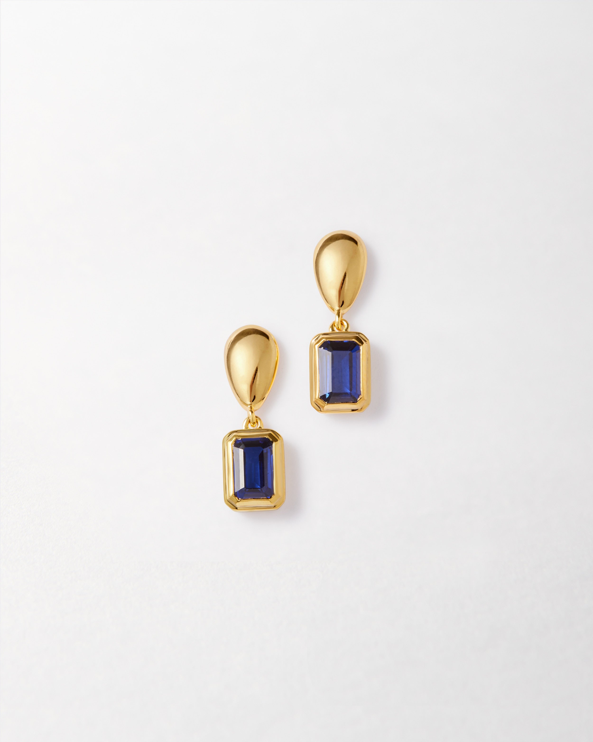 Brinco Pebble Pedra do Mês - Setembro (Safira) - Ouro 18K | SILLENE