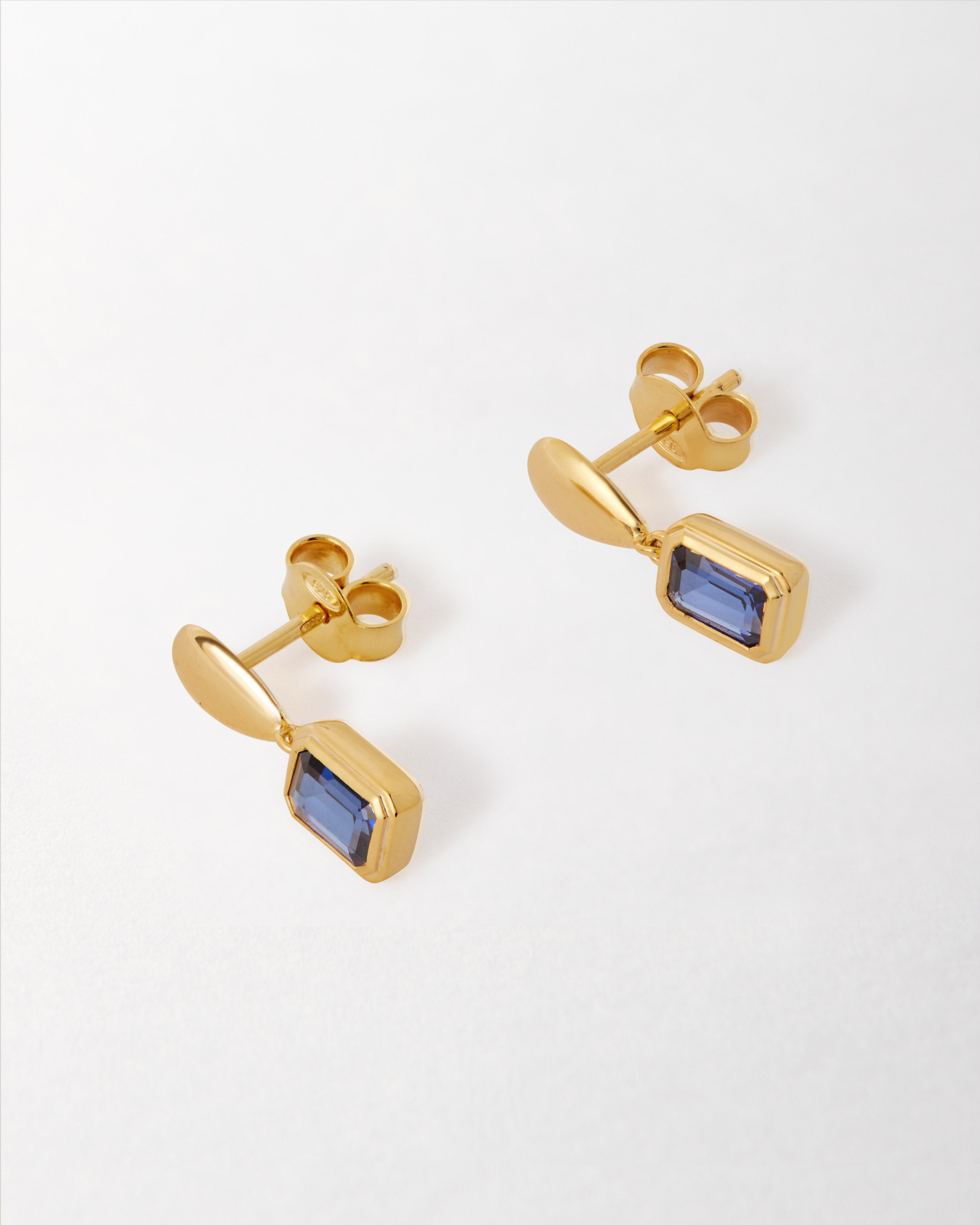 Brinco Pebble Pedra do Mês - Setembro (Safira) - Ouro 18K | SILLENE