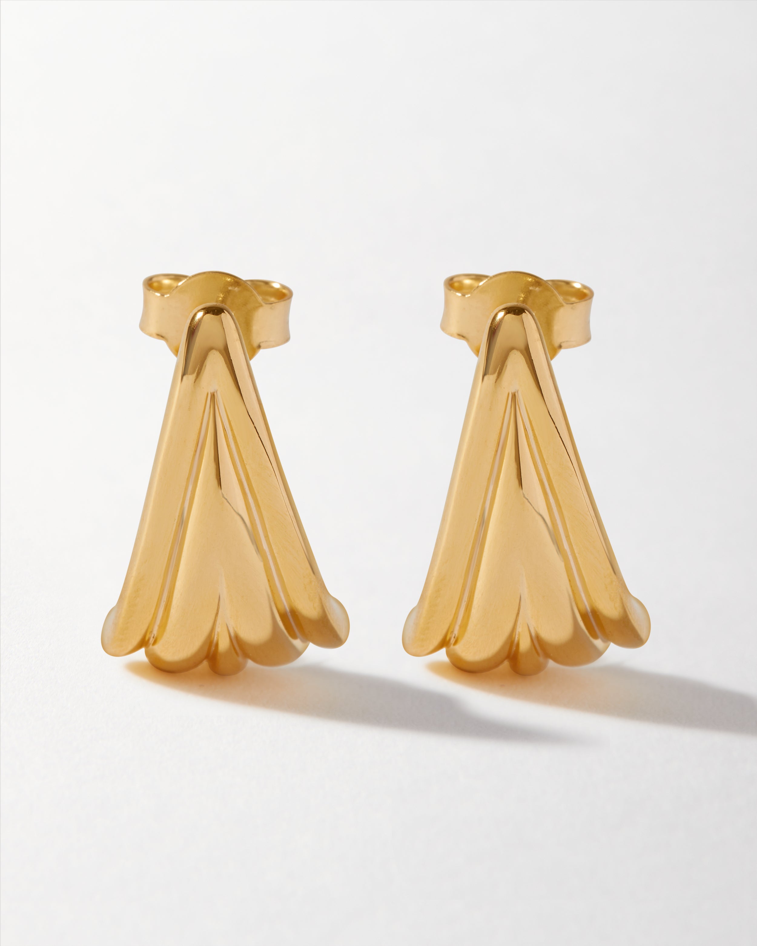 Brinco Ponto Estriado - Ouro 18K | SILLENE