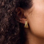 Brinco Ponto Estriado - Ouro 18K | SILLENE - uso