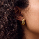 Brinco Ponto Estriado - Ouro 18K | SILLENE - uso