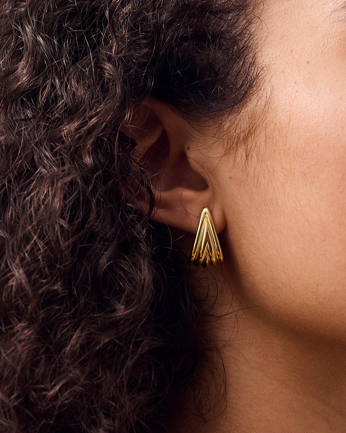 Brinco Ponto Estriado - Ouro 18K | SILLENE - uso