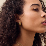 Brinco Ponto Estriado - Ouro 18K | SILLENE - uso