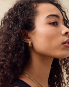 Brinco Ponto Estriado - Ouro 18K | SILLENE - uso