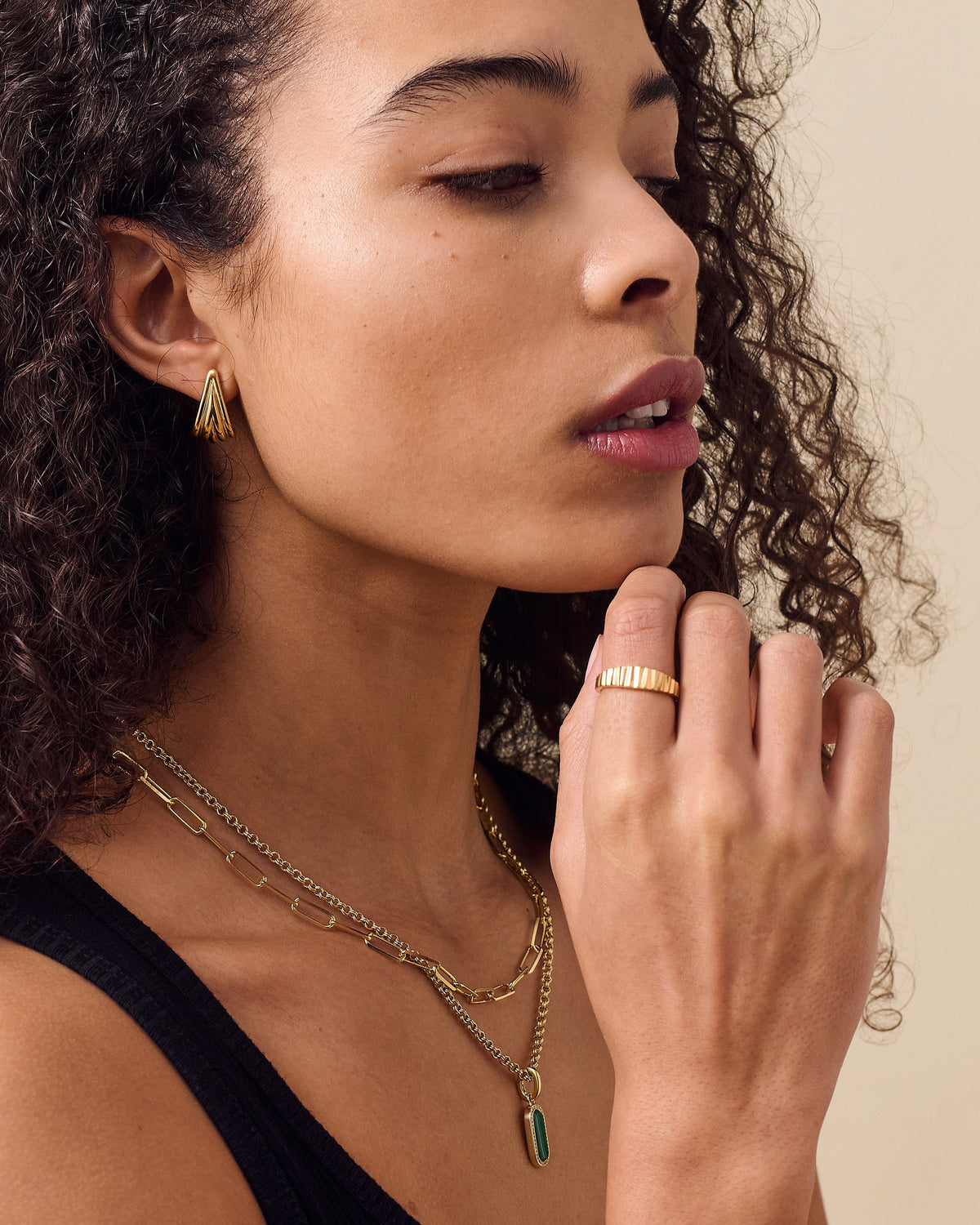 Brinco Ponto Estriado - Ouro 18K | SILLENE - uso