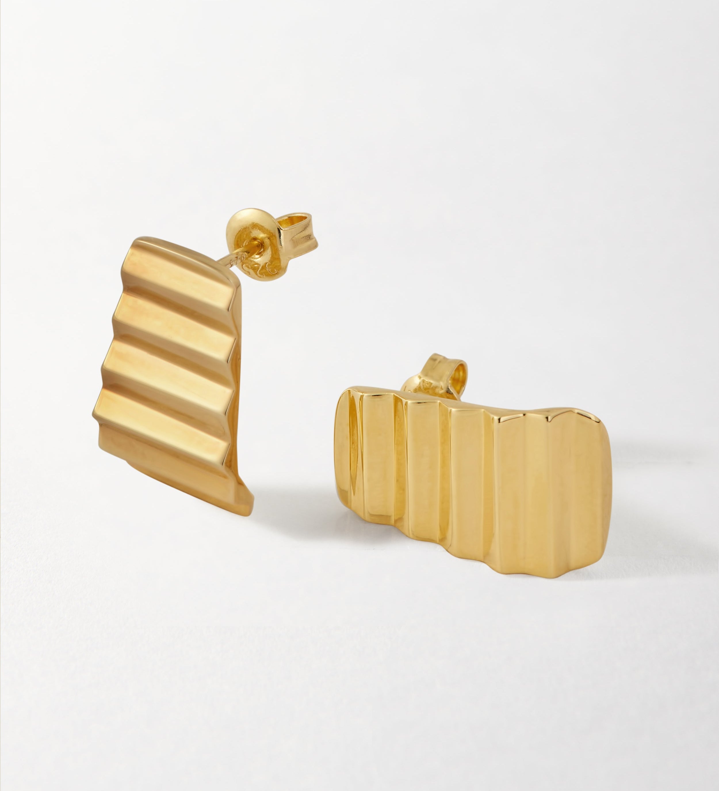 Brinco Ponto Radiante - Ouro 18K | SILLENE