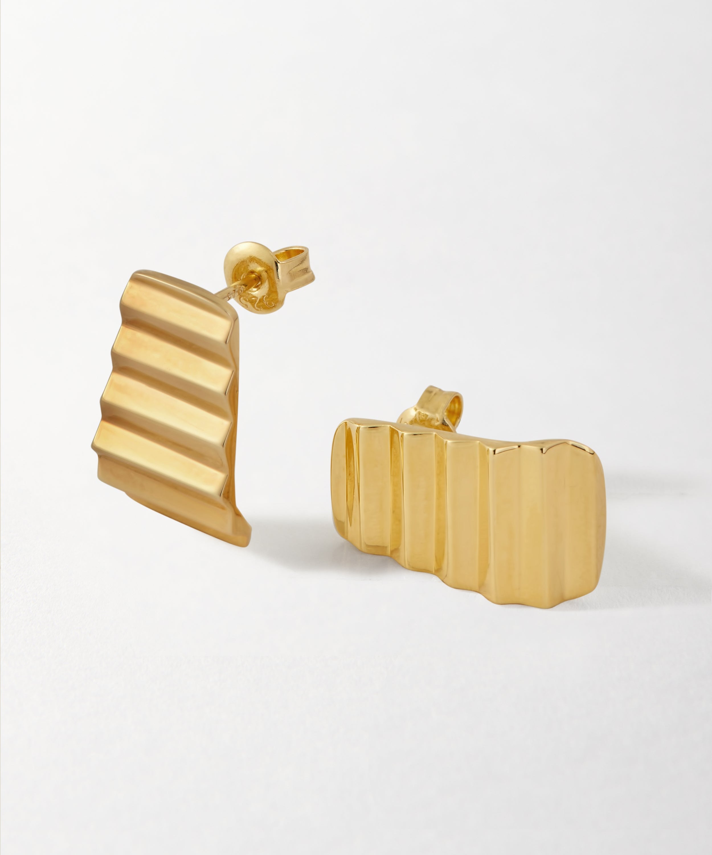 Brinco Ponto Radiante - Ouro 18K | SILLENE